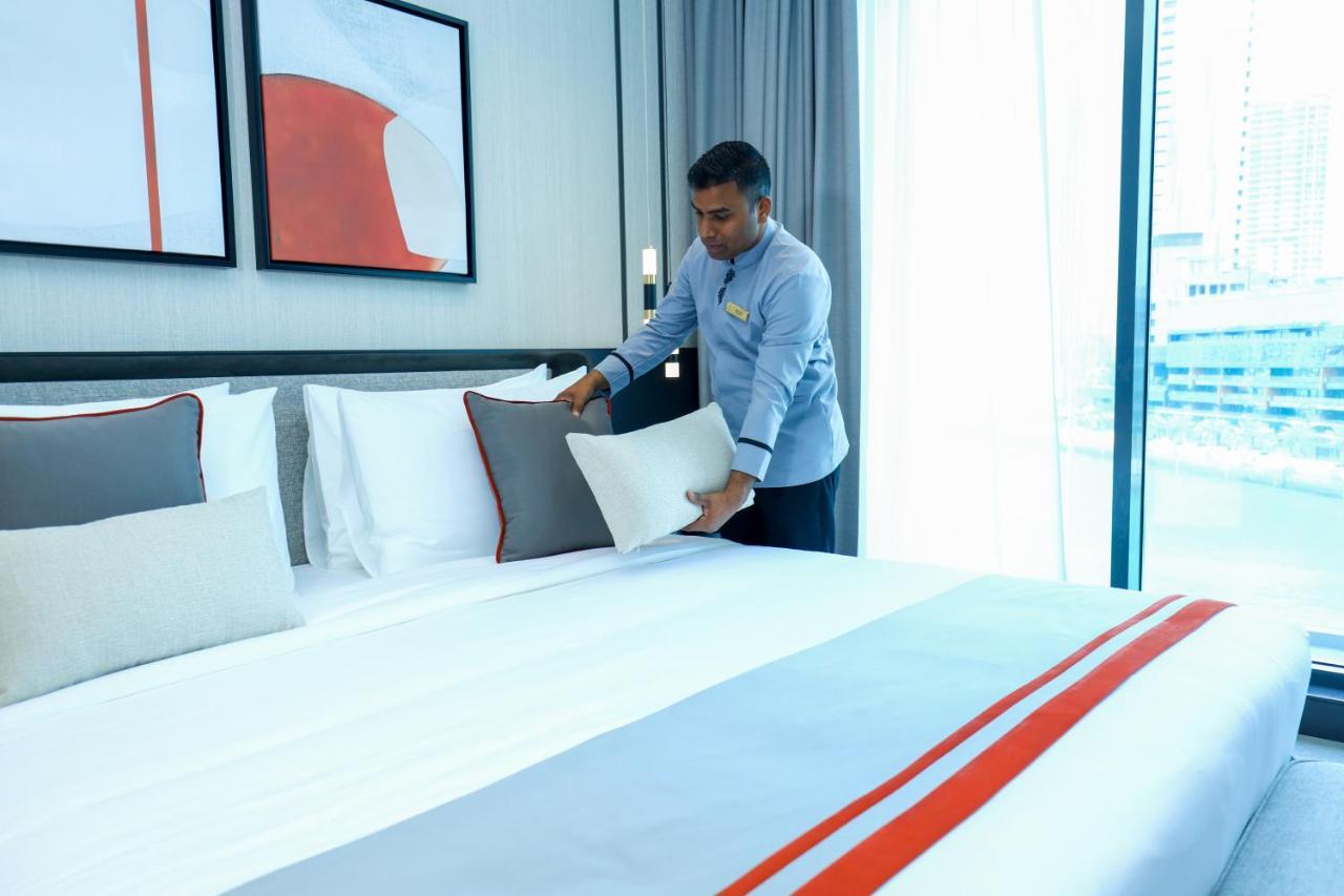 麦纳麦 Charthouse Bahrain酒店 外观 照片 A hotel housekeeper making a bed