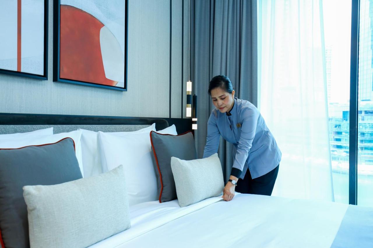 麦纳麦 Charthouse Bahrain酒店 外观 照片 A chambermaid making a bed