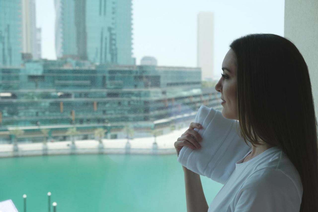 麦纳麦 Charthouse Bahrain酒店 外观 照片 A woman in Dubai