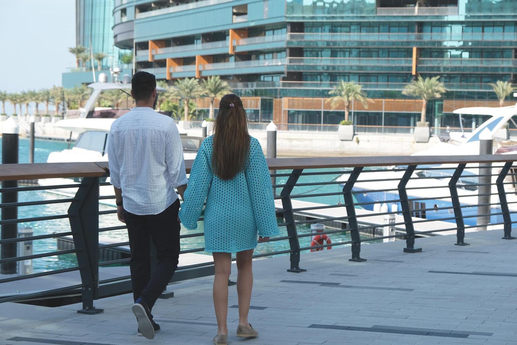 麦纳麦 Charthouse Bahrain酒店 外观 照片 A couple walking in Dubai Marina