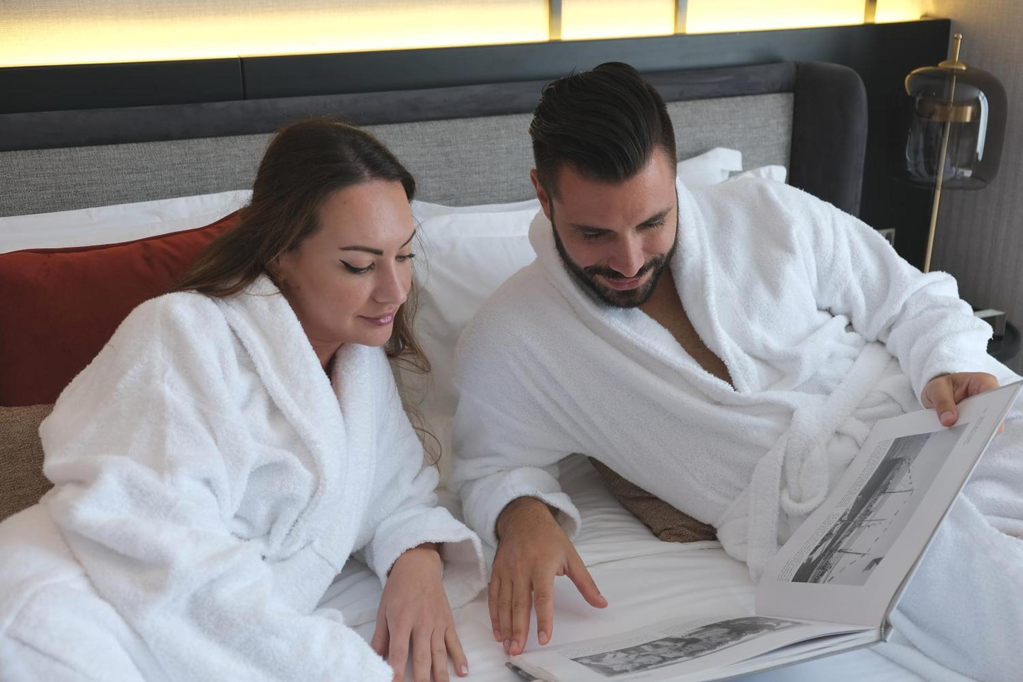 麦纳麦 Charthouse Bahrain酒店 外观 照片 Guests in a hotel room
