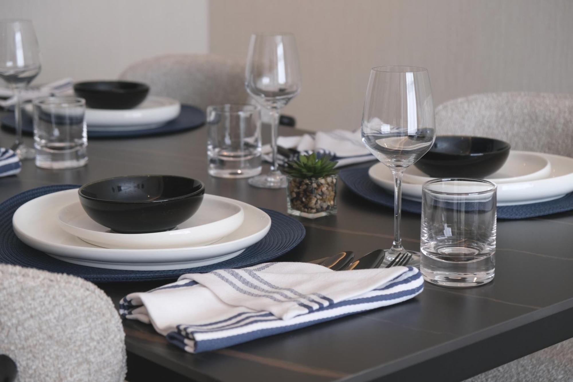 麦纳麦 Charthouse Bahrain酒店 外观 照片 Dinnerware