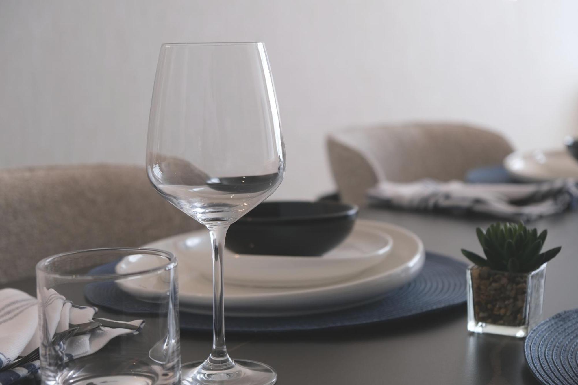 麦纳麦 Charthouse Bahrain酒店 外观 照片 A wine glass