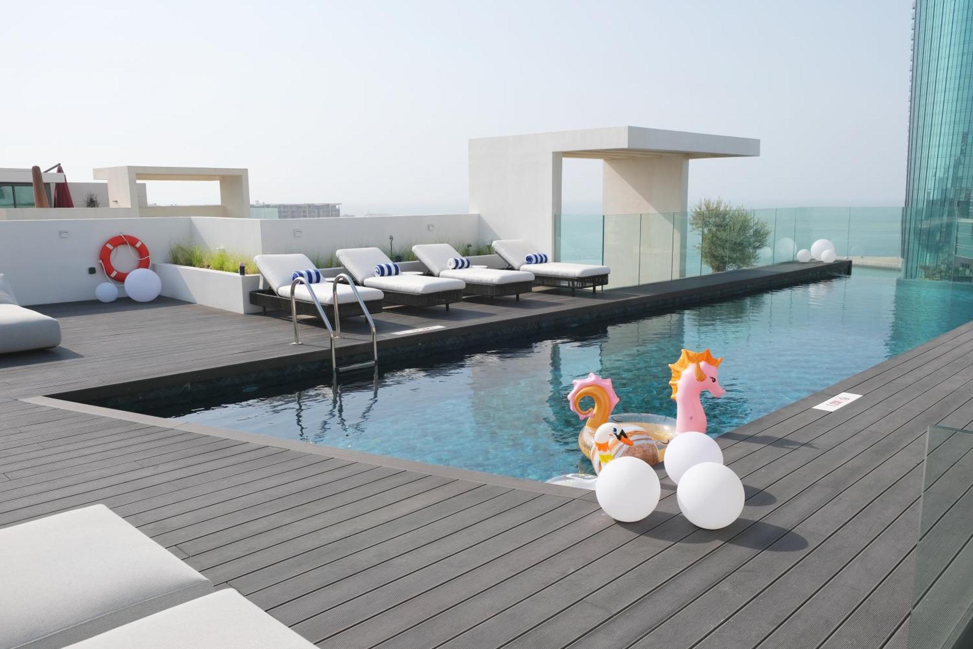 麦纳麦 Charthouse Bahrain酒店 外观 照片 The pool at the top of the hotel