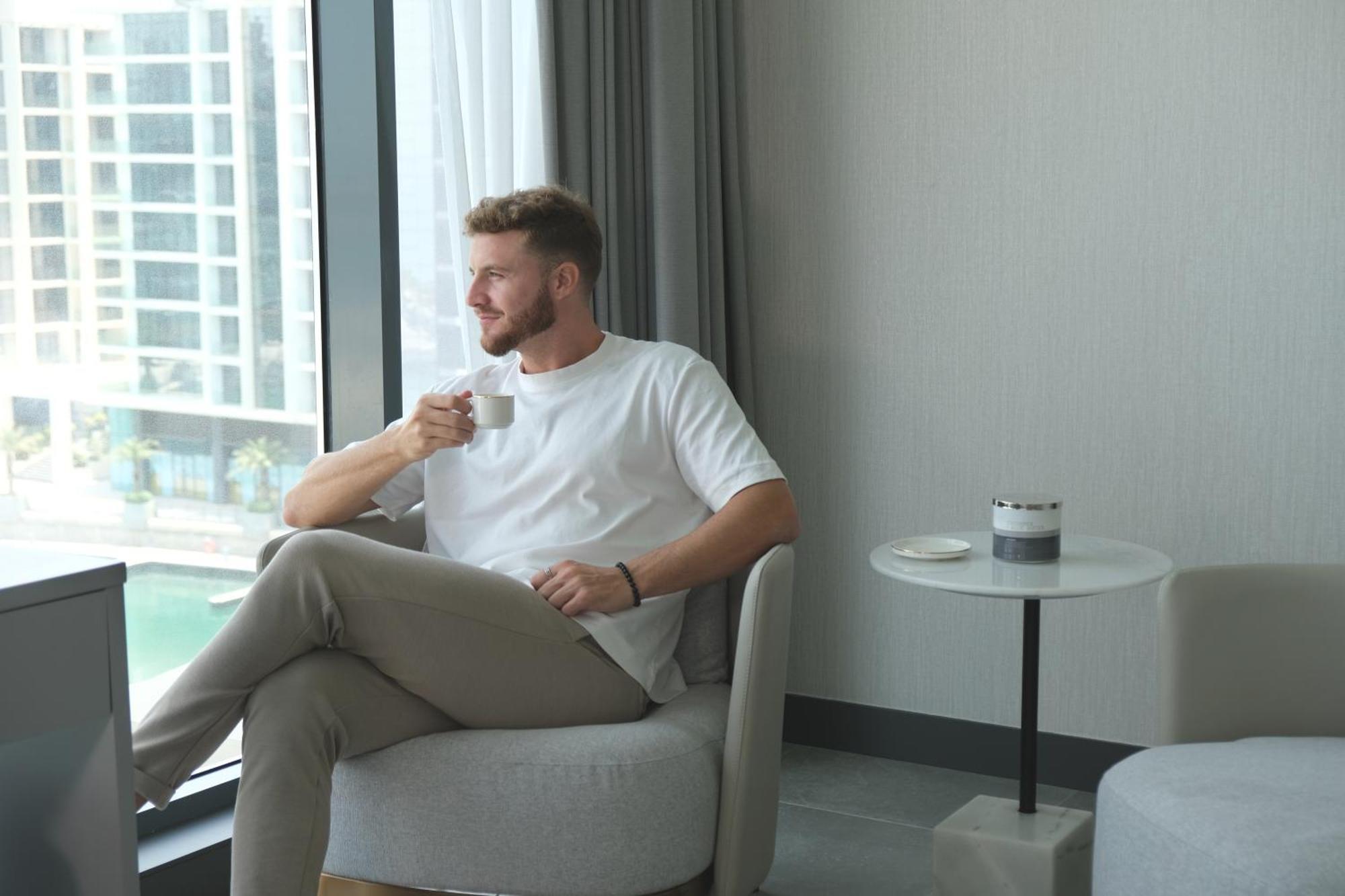 麦纳麦 Charthouse Bahrain酒店 外观 照片 A man drinking coffee