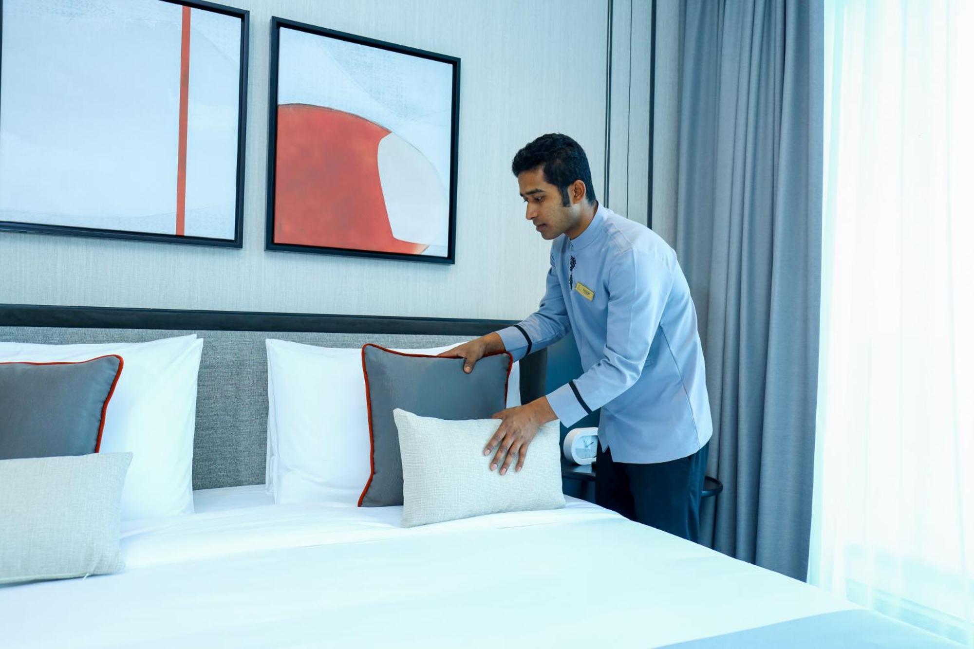 麦纳麦 Charthouse Bahrain酒店 外观 照片 A hotel housekeeper making a bed